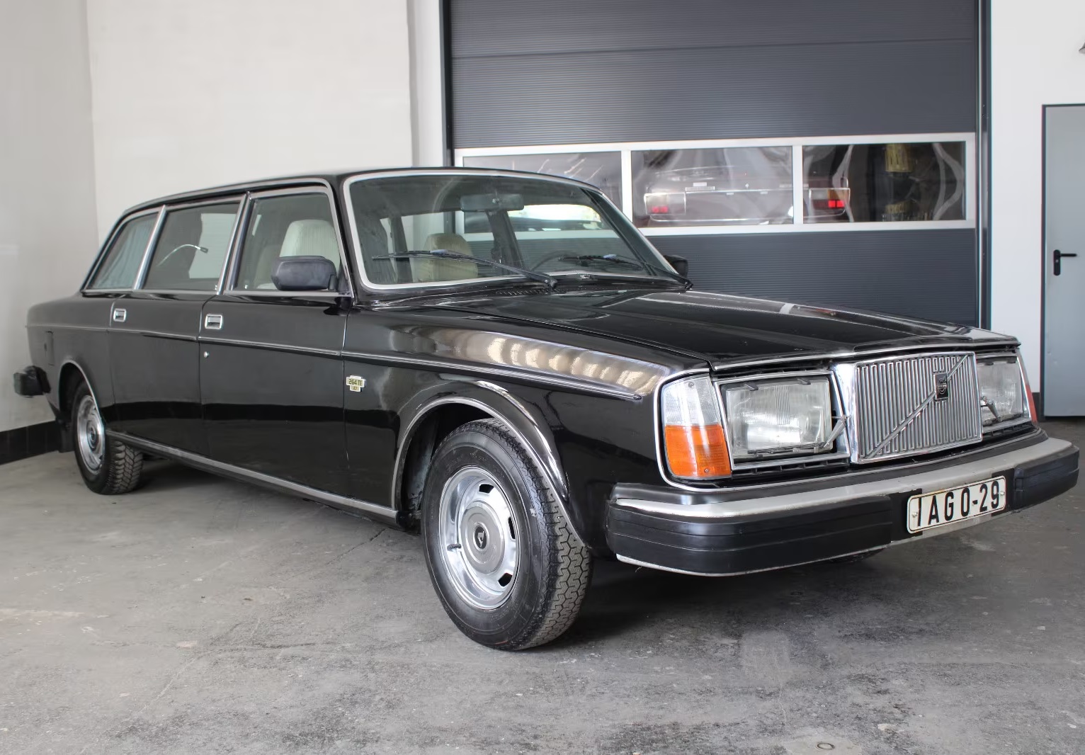 Image of Volvo 240 long